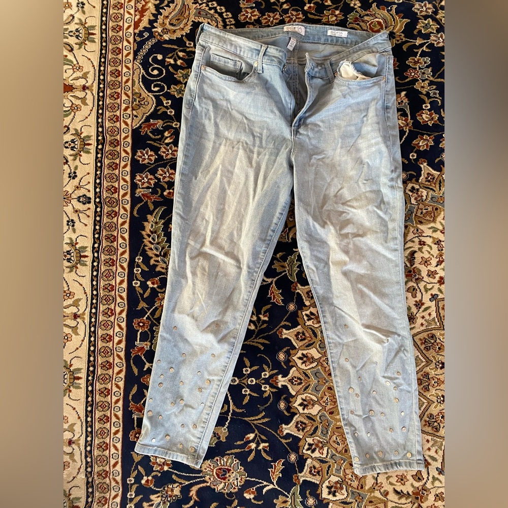 Sofía Jeans light Blue cropped with small eye circles